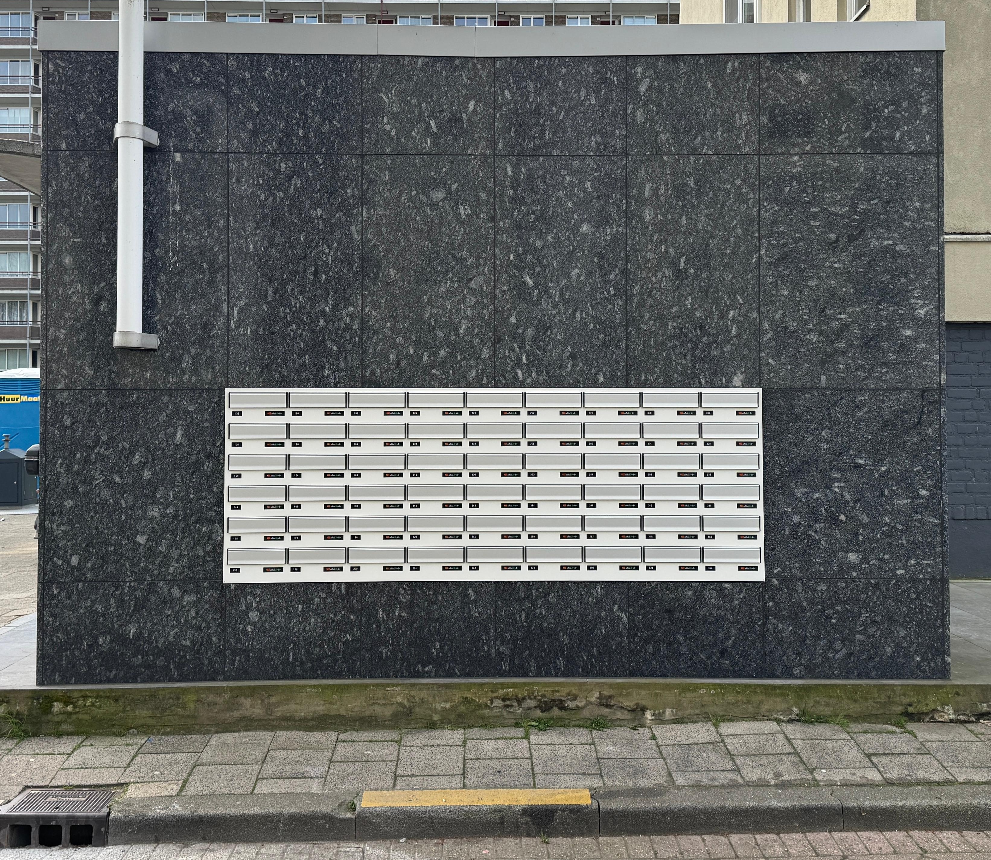 Postkasten vakkundig door mij gemonteerd in een natuurstenen portiekgevel.