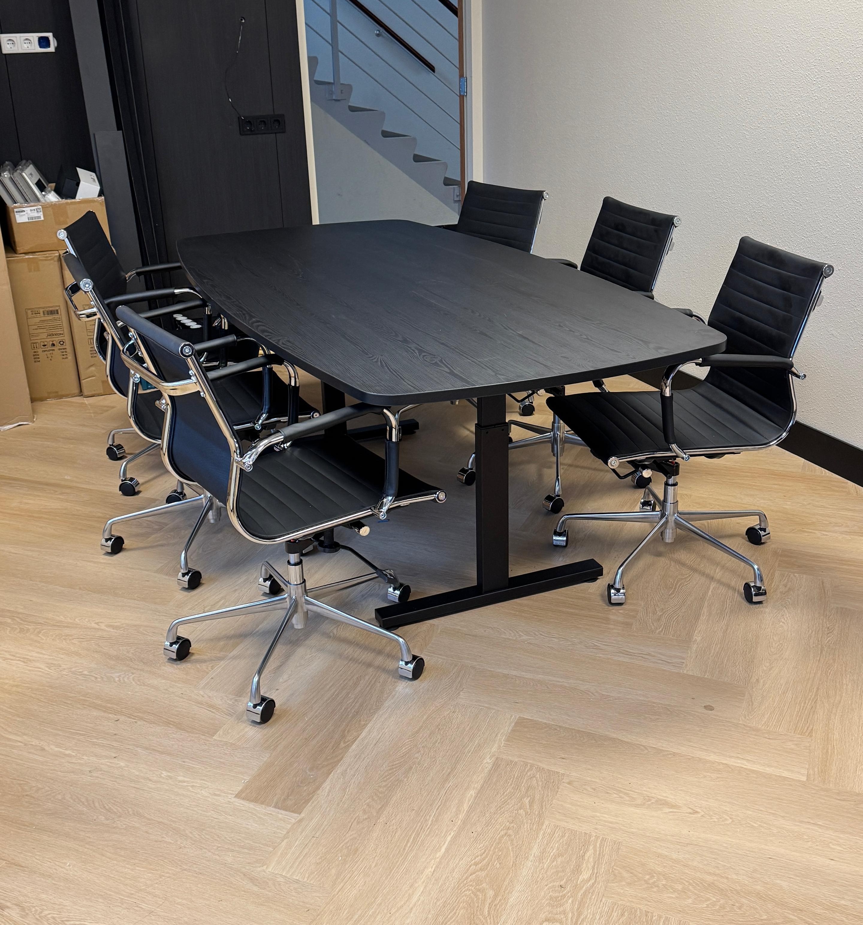 Vergaderruimte volledig ingericht en gebruiksklaar.
