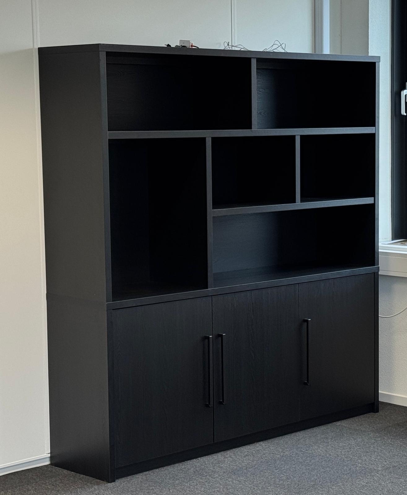 Luxe vakkenkast, strak gemonteerd.