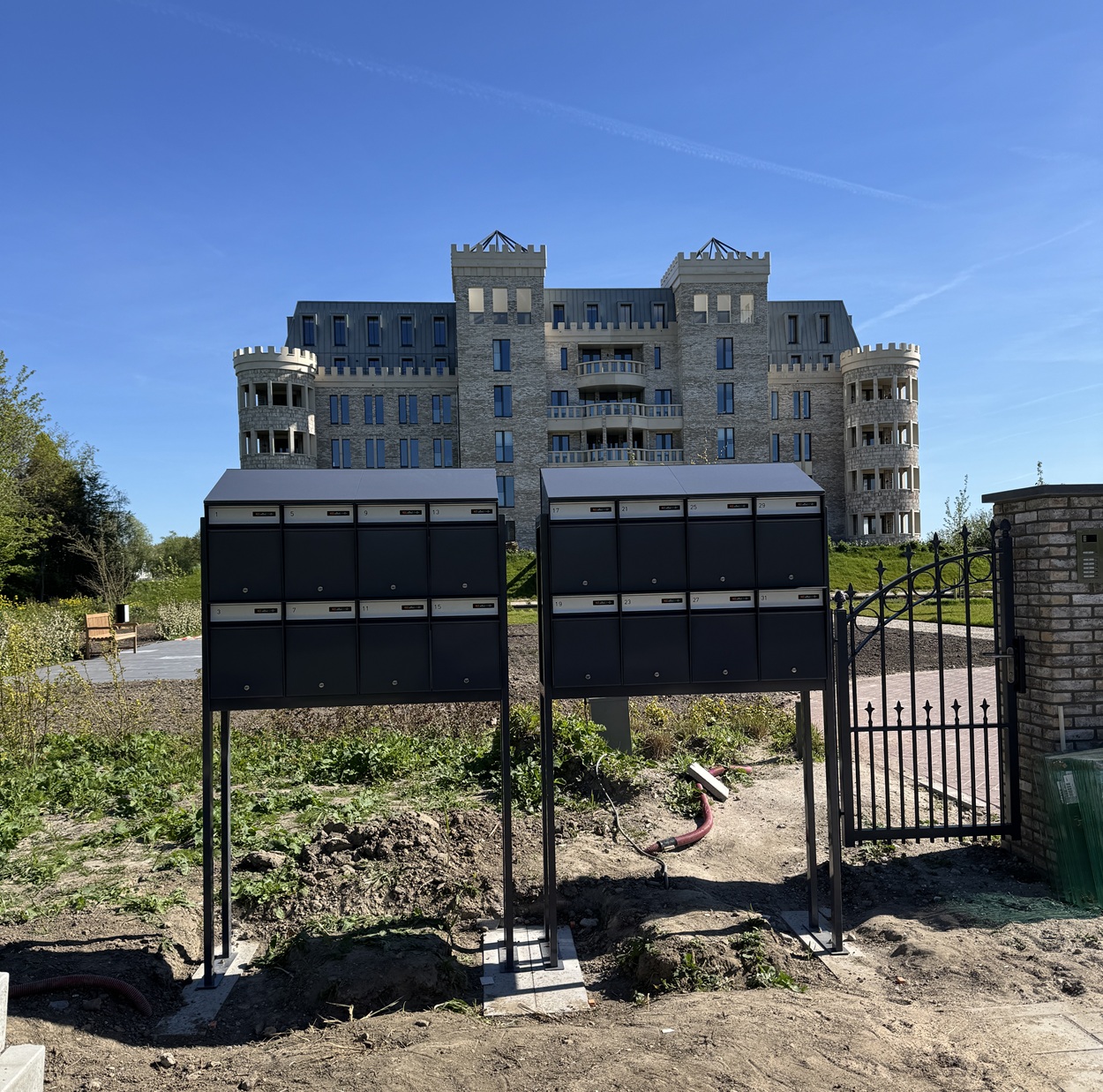 Vrijstaande luxe postkastenset in een volledige buitensituatie